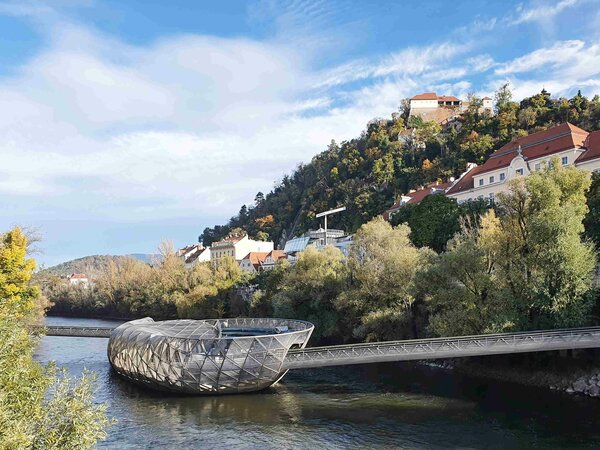 Graz: Murinsel Café na ostrově Aiola Island na řece Mur (2003, Vito Acconci)