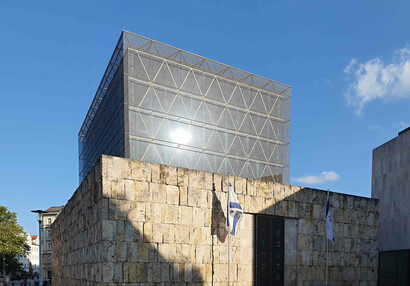 Mnichov: Synagoga Ohel-Jakob – Wandel Hoefer Lorch Architekten, Wolfgang Lorch, Andrea Wandel, Rena Wandel-Hoefer (2004–2007)