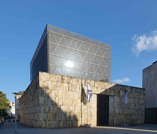 Mnichov: Synagoga Ohel-Jakob – Wandel Hoefer Lorch Architekten, Wolfgang Lorch, Andrea Wandel, Rena Wandel-Hoefer (2004–2007)