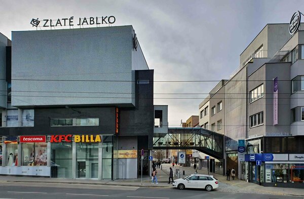 Zlín: Obchodní centrum Zlaté jablko – Svatopluk Sládeček, Ivan Bergmann, Pavel Mudřík (2004–2009)