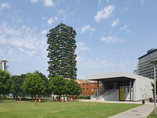 Věžový bytový dům Bosco Verticale (Vertikální les), 2011-2014, Boeri Studio