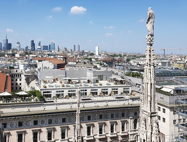 Pohled na milánské panorama z Katedrály Narození Panny Marie
