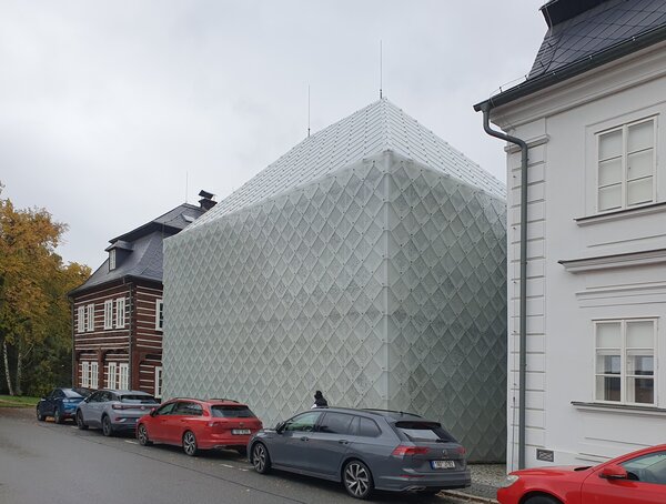 Sídlo firmy Lasvit - příkladné vložení novostavby do historického prostředí, Jiří Opočenský, Štěpán Valouvh / OVA architekti